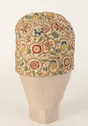 Berretto da notte da uomo ricamato con sete multicolori e paillettes, 1610